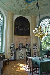 <p>Schouw in de westgevel van de consistoriekamer, gemaakt in 1727. Het schoorsteenstuk door Hendrick ten Oever is geschilderd in 1691.</p>
